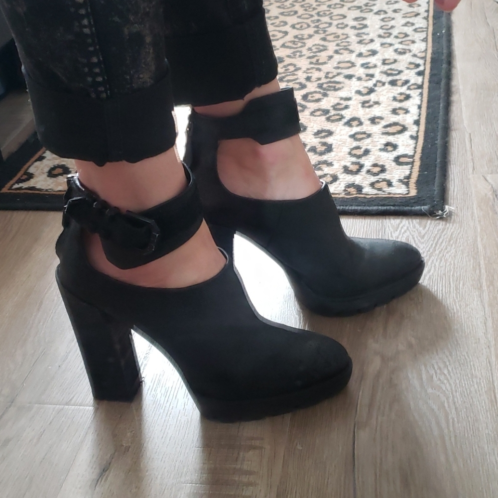 Kenneth Cole black distressed leather lugged heels - Picture 8 of 15